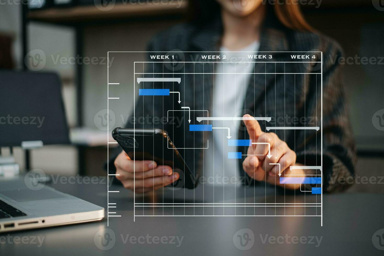 project manager che lavora e aggiorna le attività con la pianificazione dello stato di avanzamento delle pietre miliari e il diagramma di pianificazione del diagramma di Gantt. affari che lavorano con smartphone, tablet e laptop foto