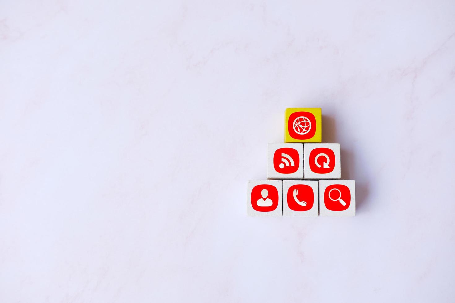 scatola cubo di legno e icone di affari su sfondo bianco per piano di marketing e concetto di business business foto