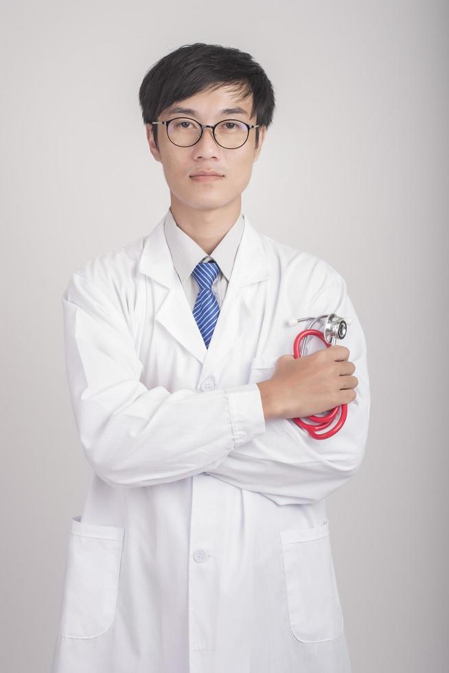 medico di medicina mano che tiene lo stetoscopio e lavora foto
