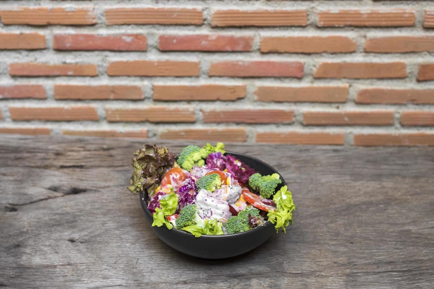 insalata su tavola di legno, concetto di cibo sano foto