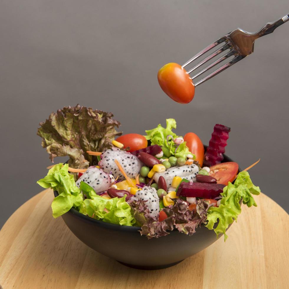 insalata su tavola di legno, concetto di cibo sano foto