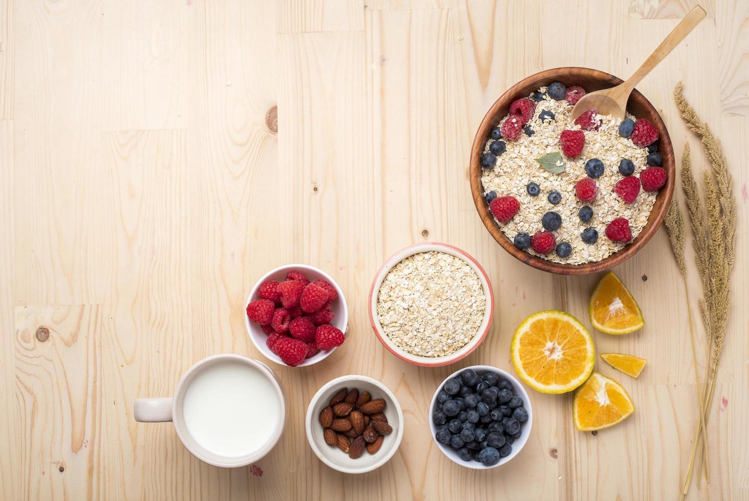 ingredienti sani per la colazione sul tavolo di legno, concetto di cibo sano foto