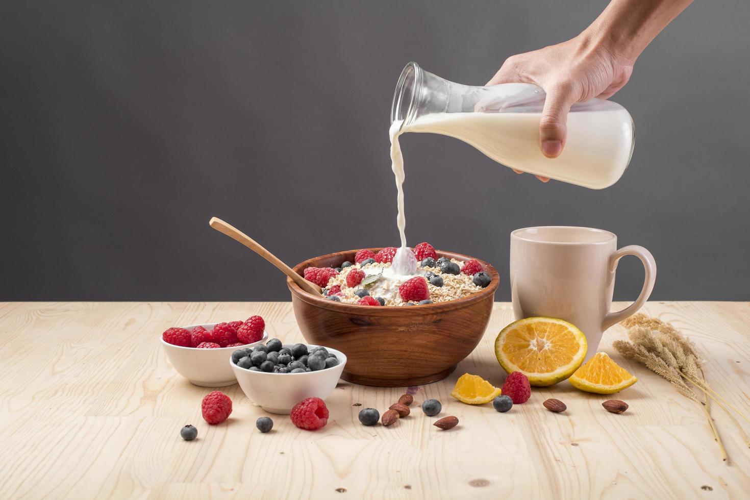 ingredienti sani per la colazione sul tavolo di legno, concetto di cibo sano foto