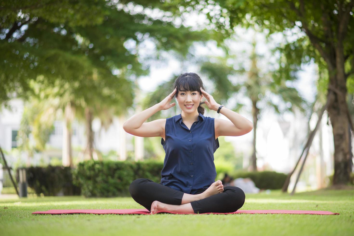 bella donna yoga sul parco verde green foto