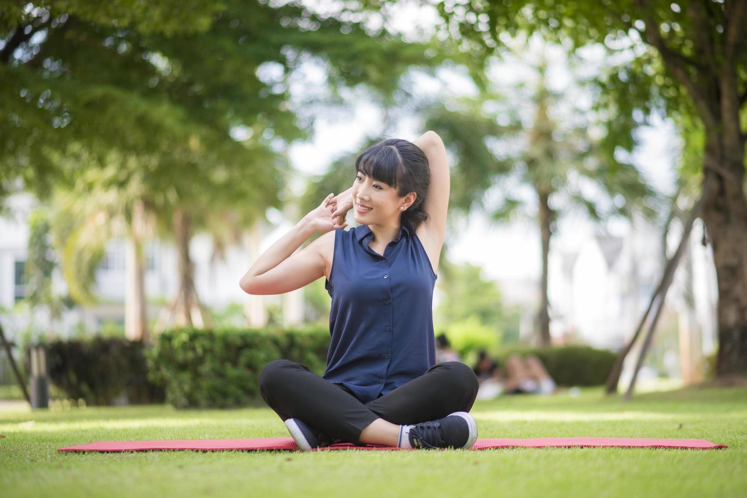 bella donna yoga sul parco verde green foto