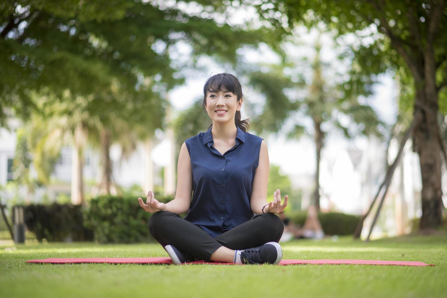 bella donna yoga sul parco verde green foto