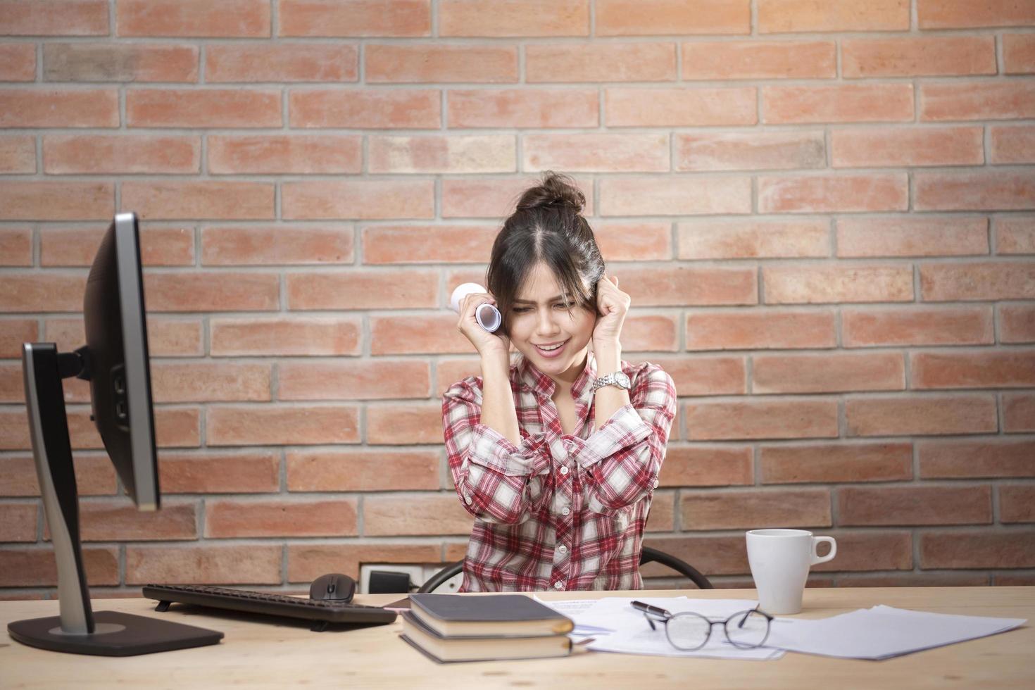 le donne asiatiche sono stressate senza lavoro foto