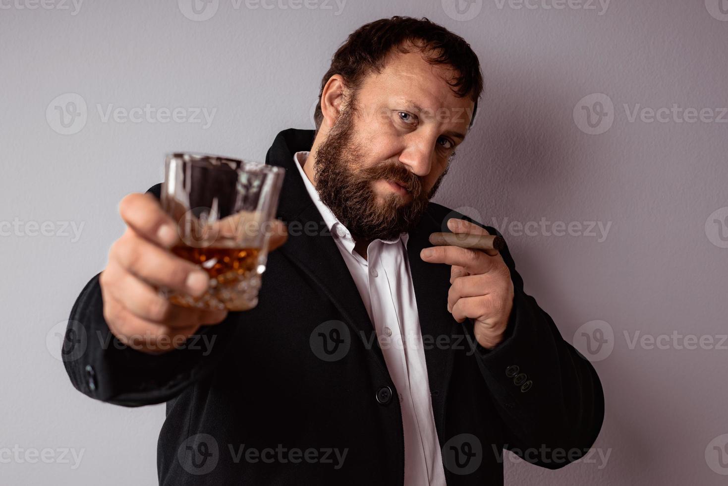 bell'uomo maturo sicuro di sé con la barba foto