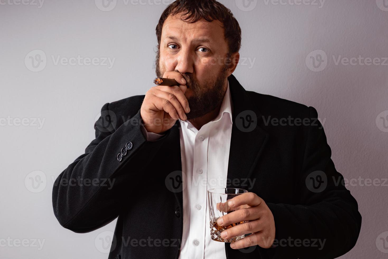 bell'uomo maturo sicuro di sé con la barba foto