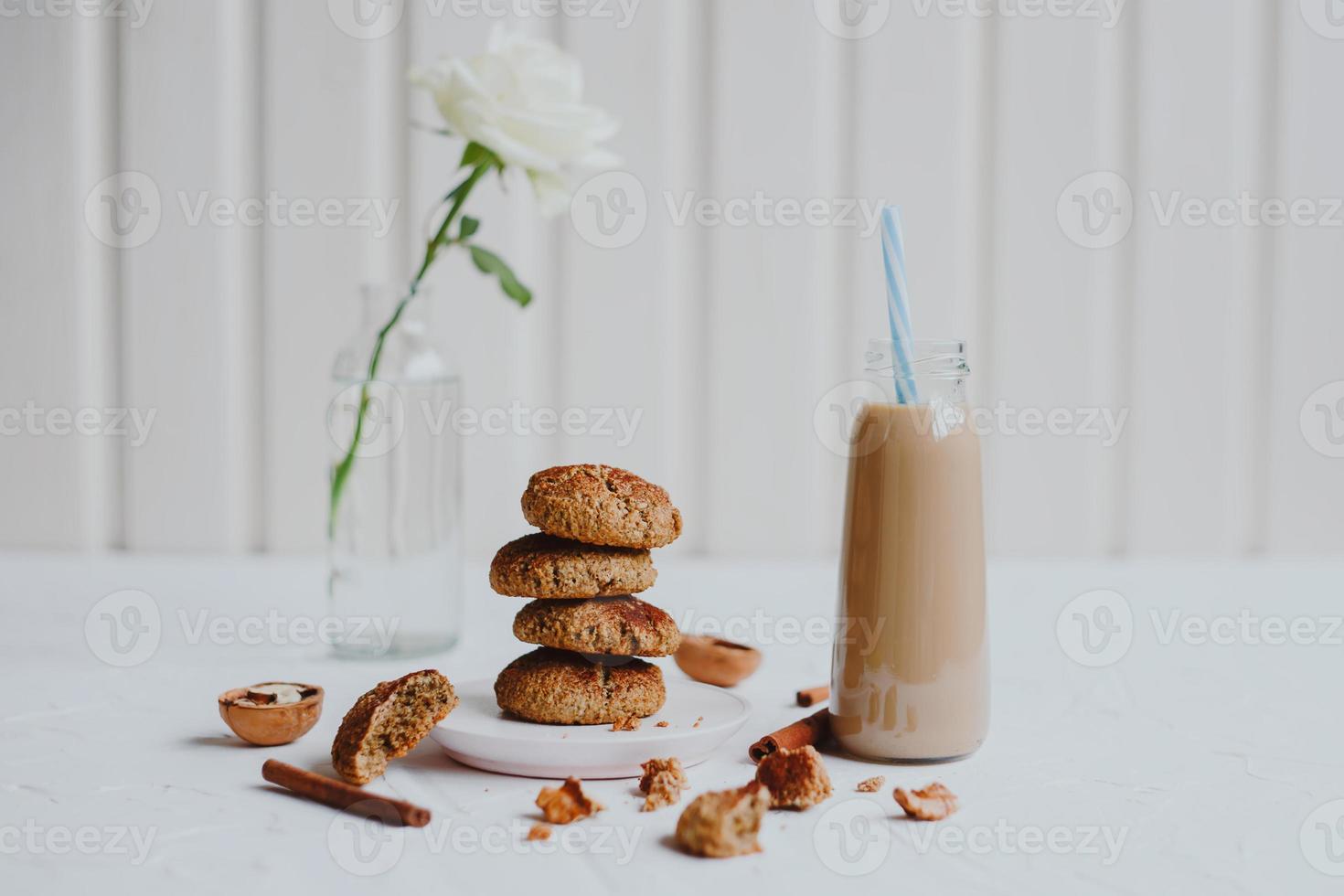 biscotti di farina d'avena fatti in casa sani con noci. concetto di cibo vegano sano. foto