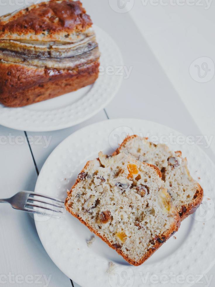 pane alla banana fatto in casa con frutta secca e noci. foto