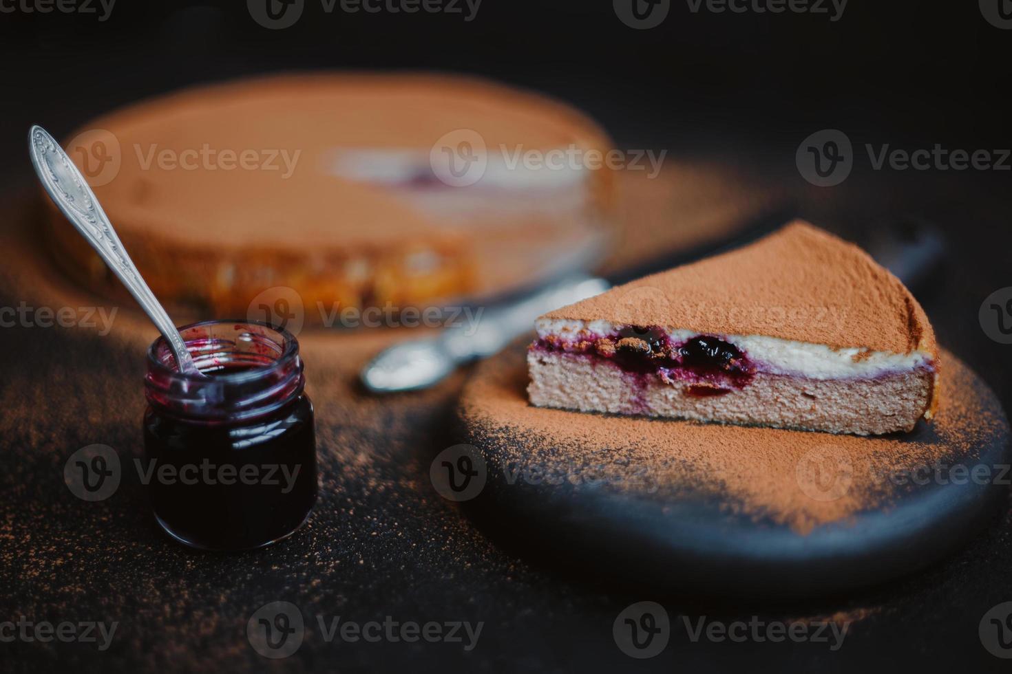 appetitoso sformato di ricotta o cheesecake al cacao e marmellata foto