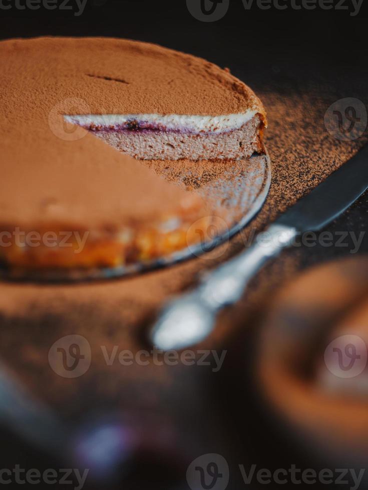 appetitoso sformato di ricotta o cheesecake al cacao e marmellata foto