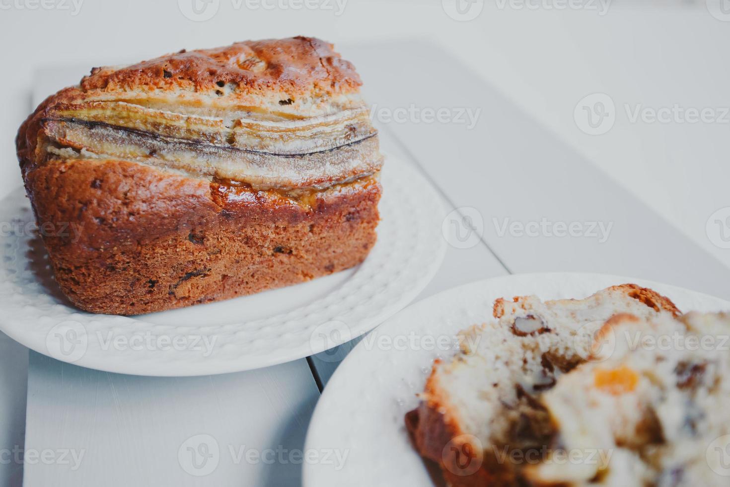 pane alla banana fatto in casa con frutta secca e noci. foto