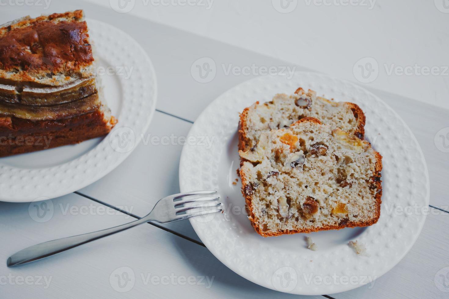 pane alla banana fatto in casa con frutta secca e noci. foto