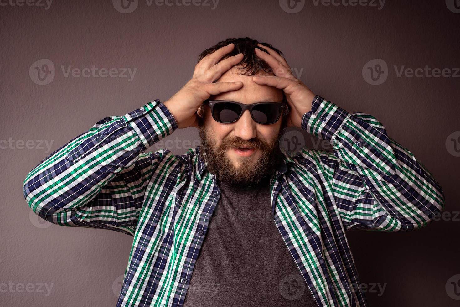 bell'uomo barbuto hipster con occhiali da sole e camicia foto