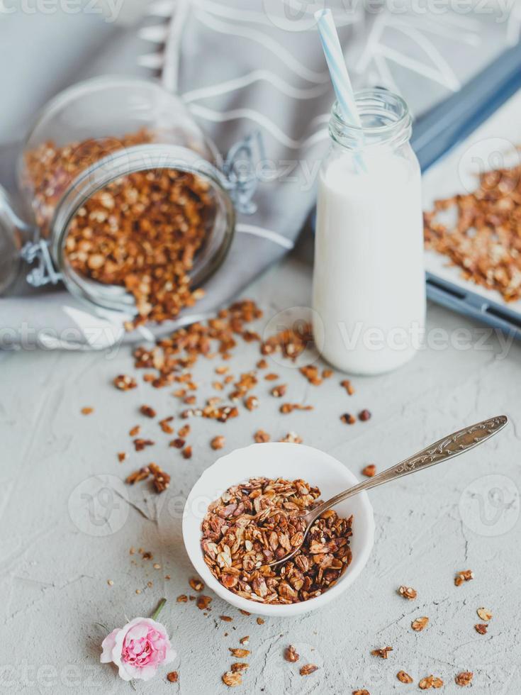 granola biologica fatta in casa foto