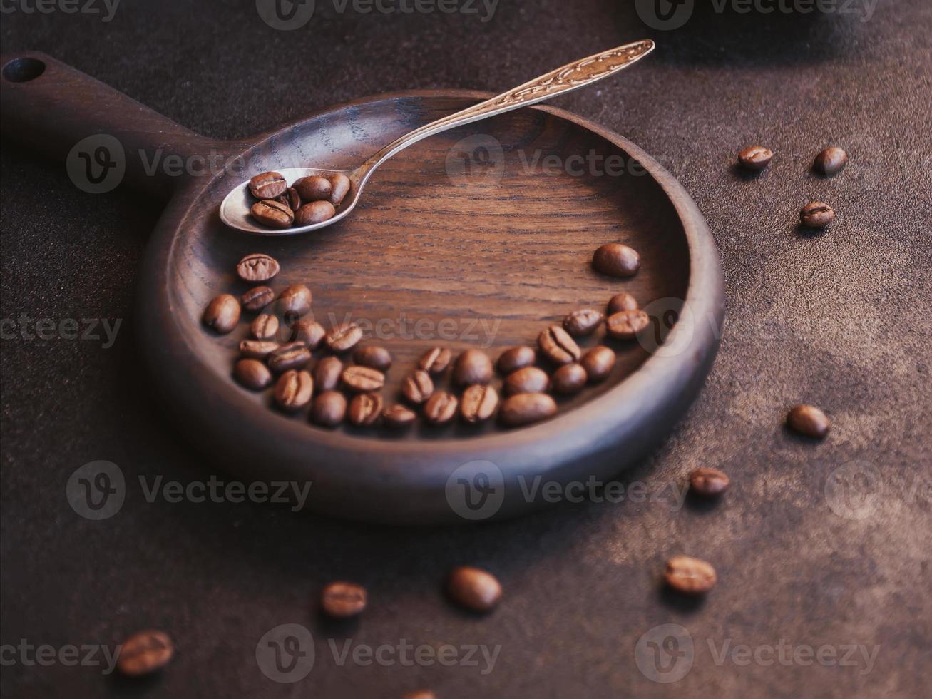 chicchi di caffè tostati su sfondo scuro foto