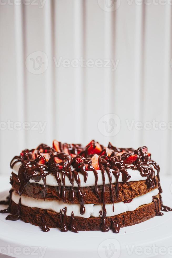 deliziosa torta fatta in casa al cioccolato con fragole foto