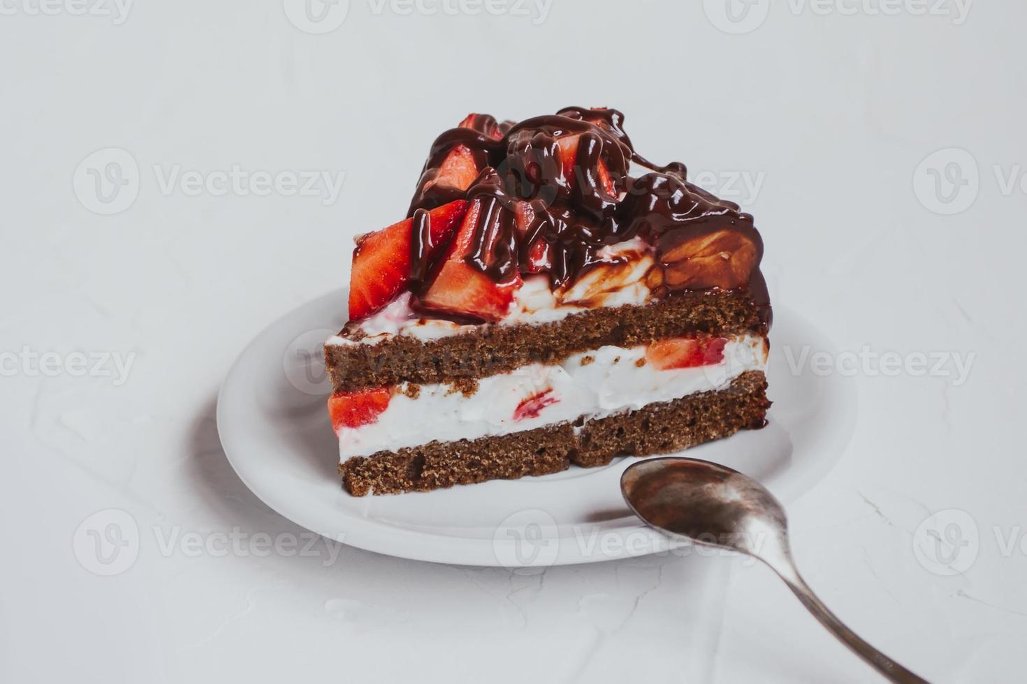 deliziosa torta fatta in casa al cioccolato con fragole foto