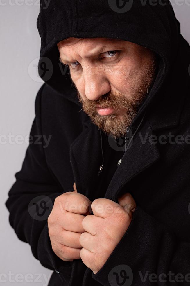 bell'uomo elegante con la barba che indossa un cappotto nero foto