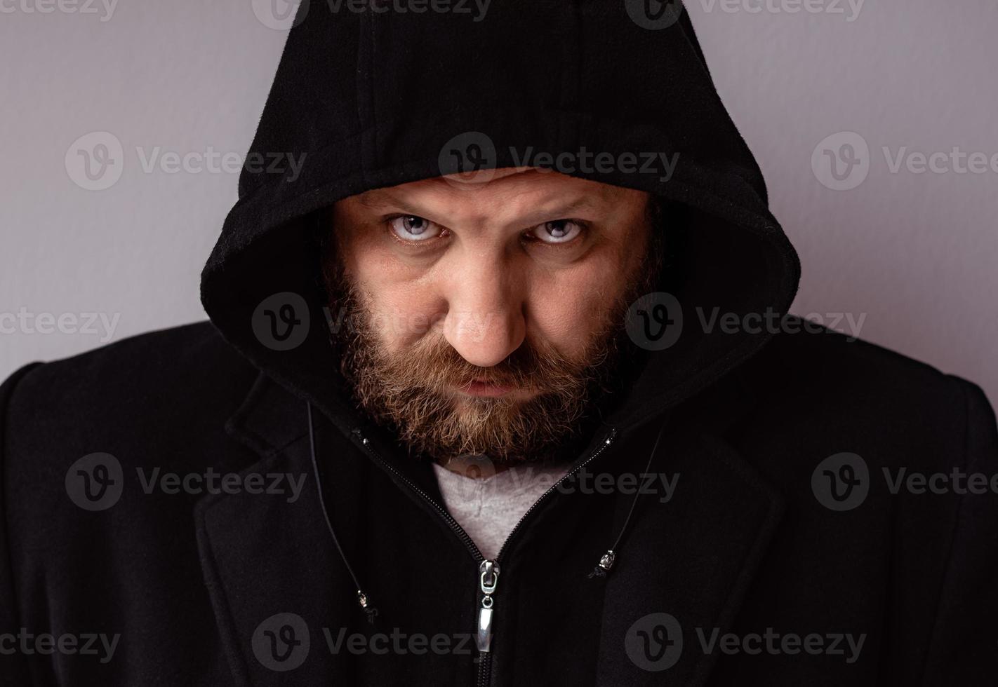 bell'uomo elegante con la barba che indossa un cappotto nero foto