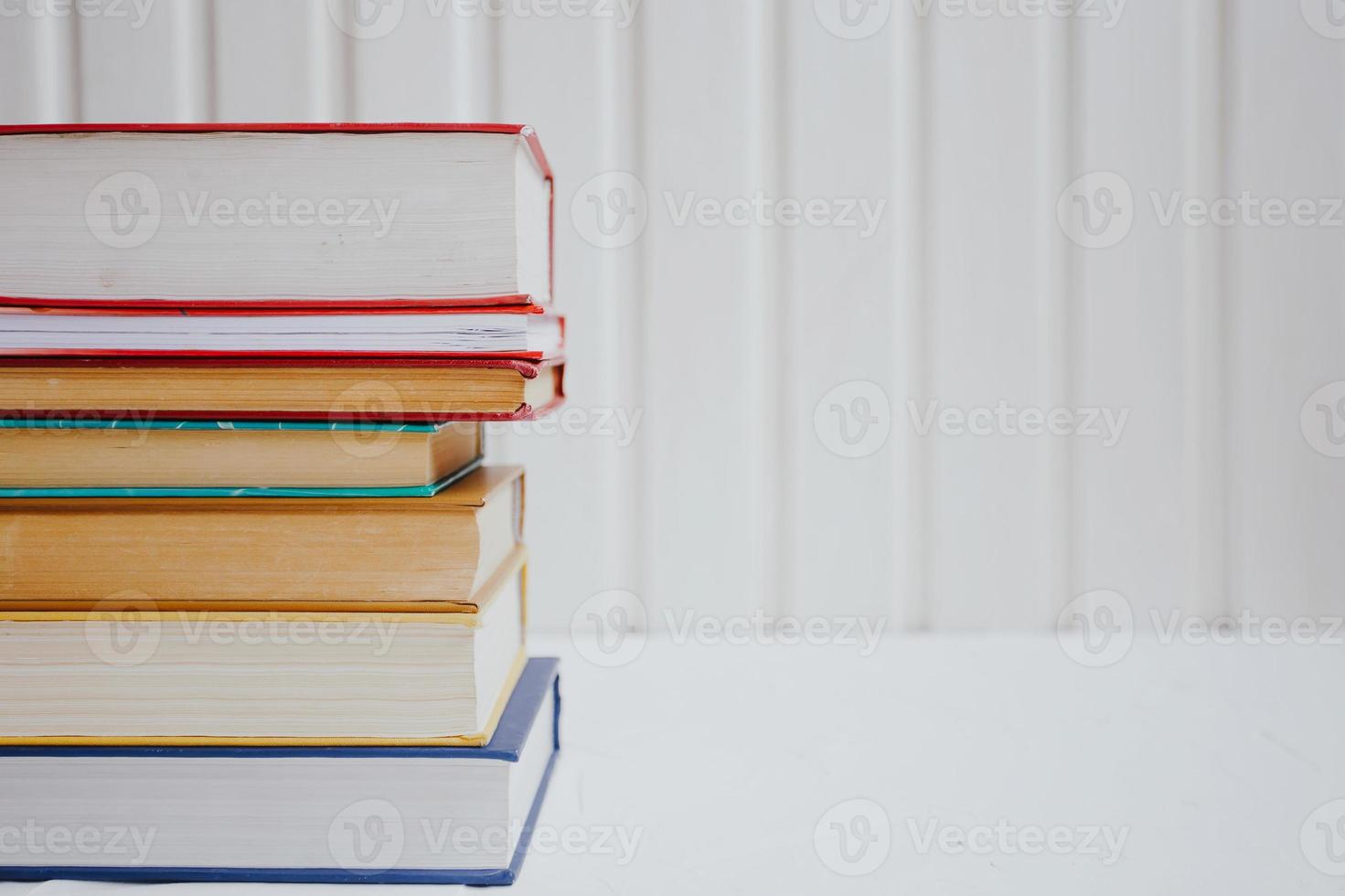 pile di libri educativi su uno sfondo bianco. concetto di educazione. foto