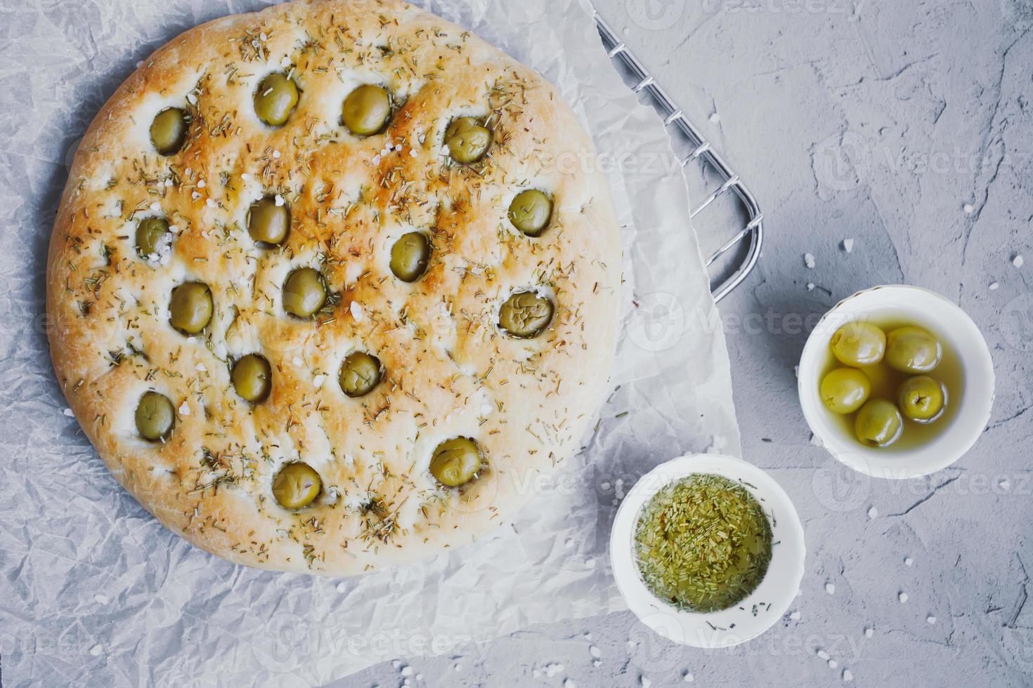 focaccia tradizionale italiana con olive, rosmarino, sale e olio d'oliva. focacce fatte in casa. foto