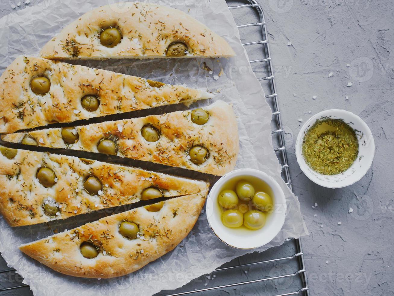 focaccia tradizionale italiana con olive, rosmarino, sale e olio d'oliva. focacce fatte in casa. foto