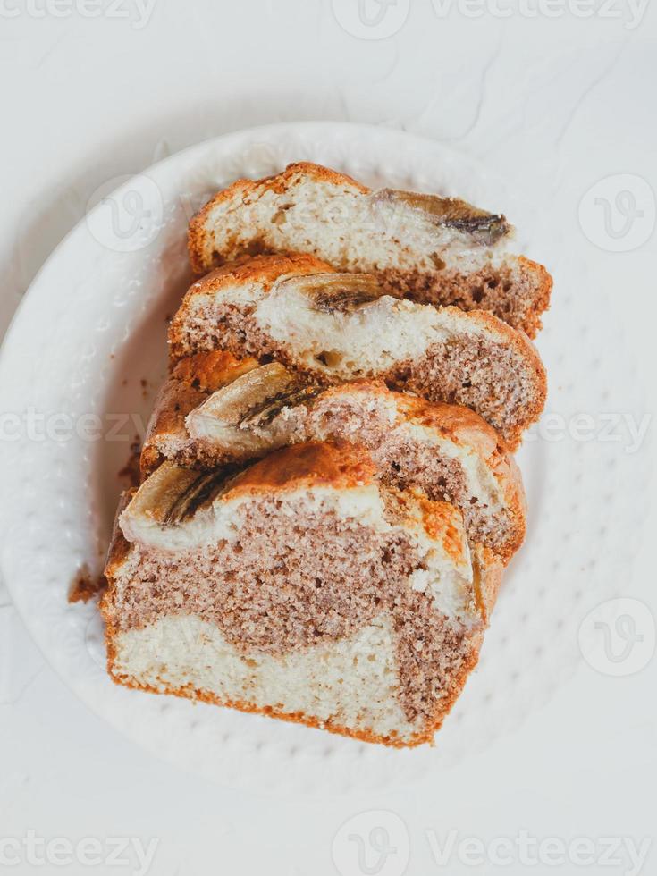 pane alla banana fatto in casa con cannella e noci. foto