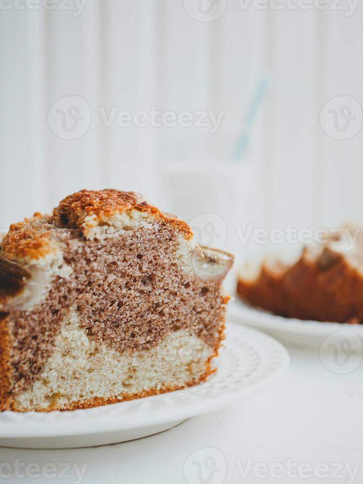 pane alla banana fatto in casa con cannella e noci. foto