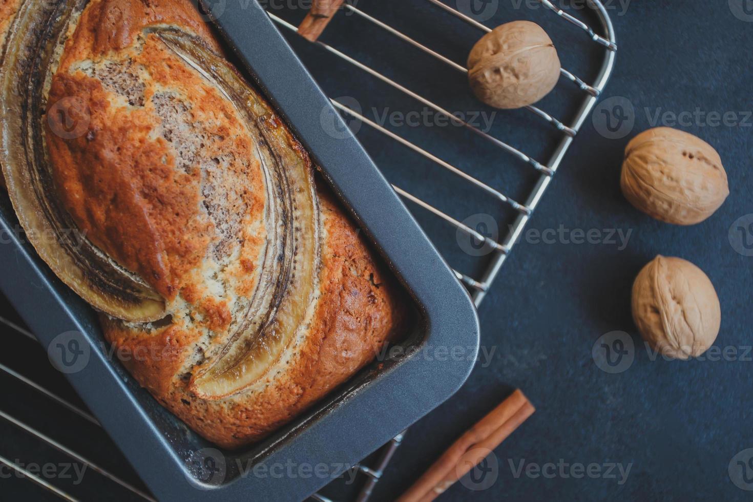 pane alla banana fatto in casa con cannella e noci. foto