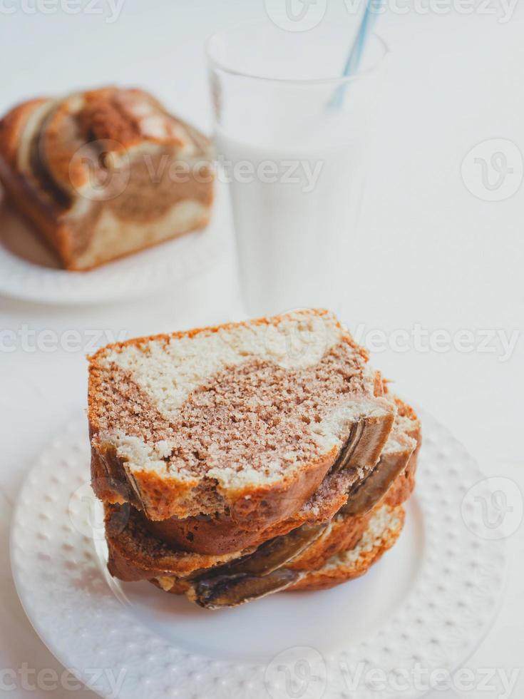 pane alla banana fatto in casa con cannella e noci. foto