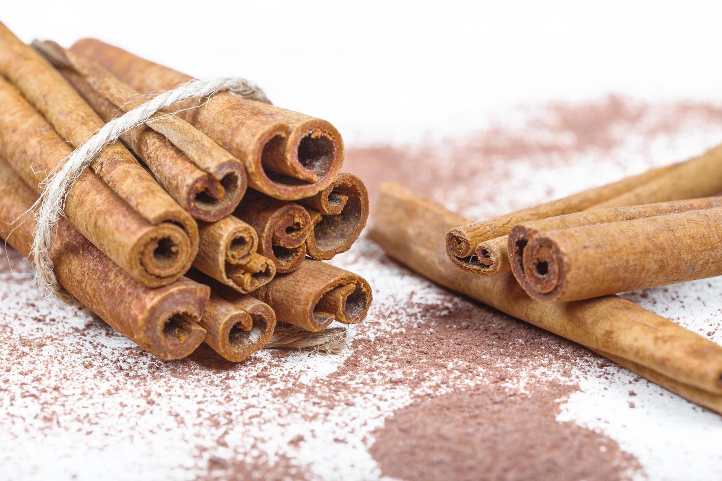 bastoncini di cannella e accessori di cacao in polvere per un'accogliente serata invernale vicino al camino con un bicchiere di vino foto