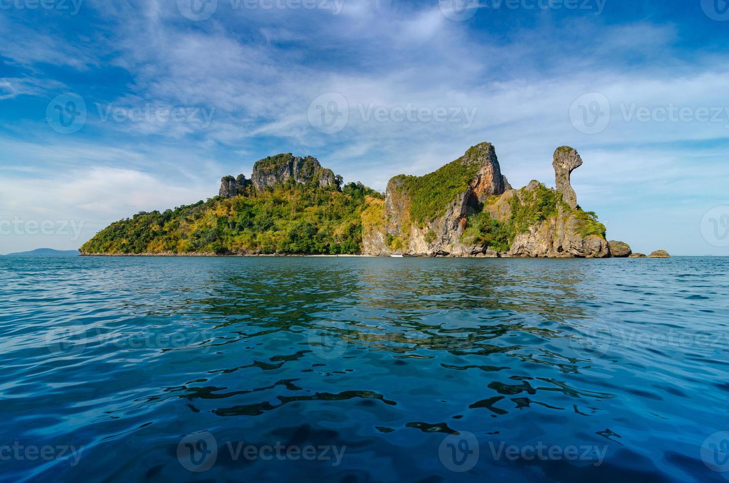 koh kai barca di legno krabi thailandia foto