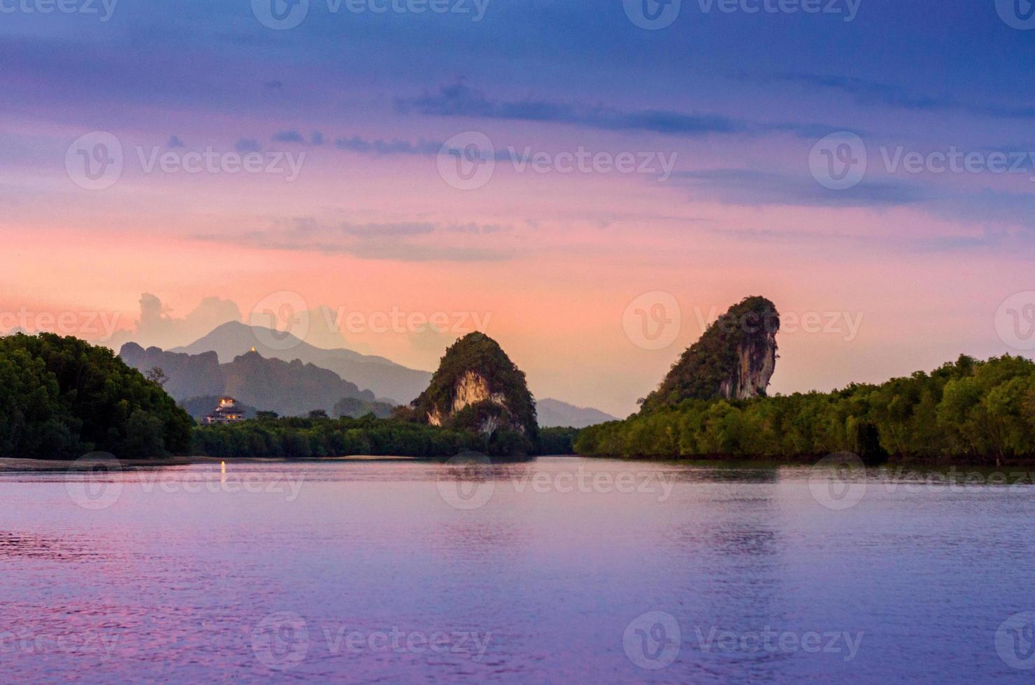 khao kha nab nam a krabi thailandia. la famosa attrazione turistica nel sud della thailandia. le montagne gemelle hanno fiumi nel mezzo dell'atmosfera serale con luce dorata. foto