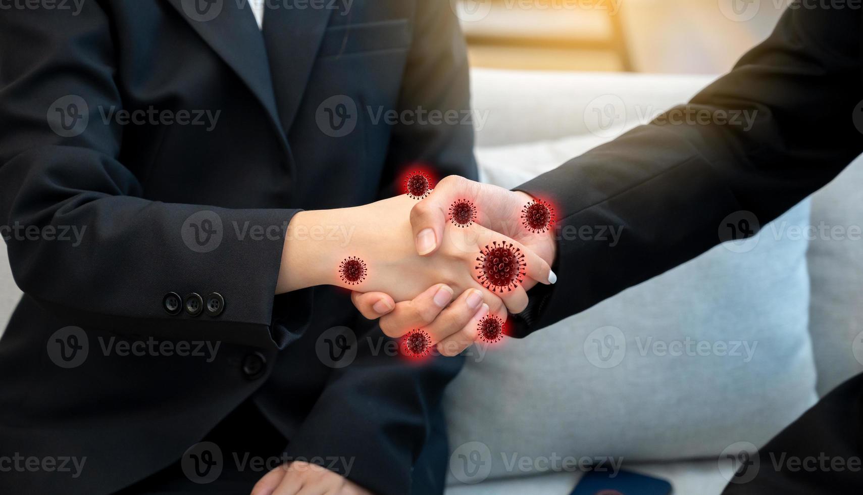 covid19 corona virus che stringe la mano alle persone che si stringono la mano e hanno un virus a portata di mano foto