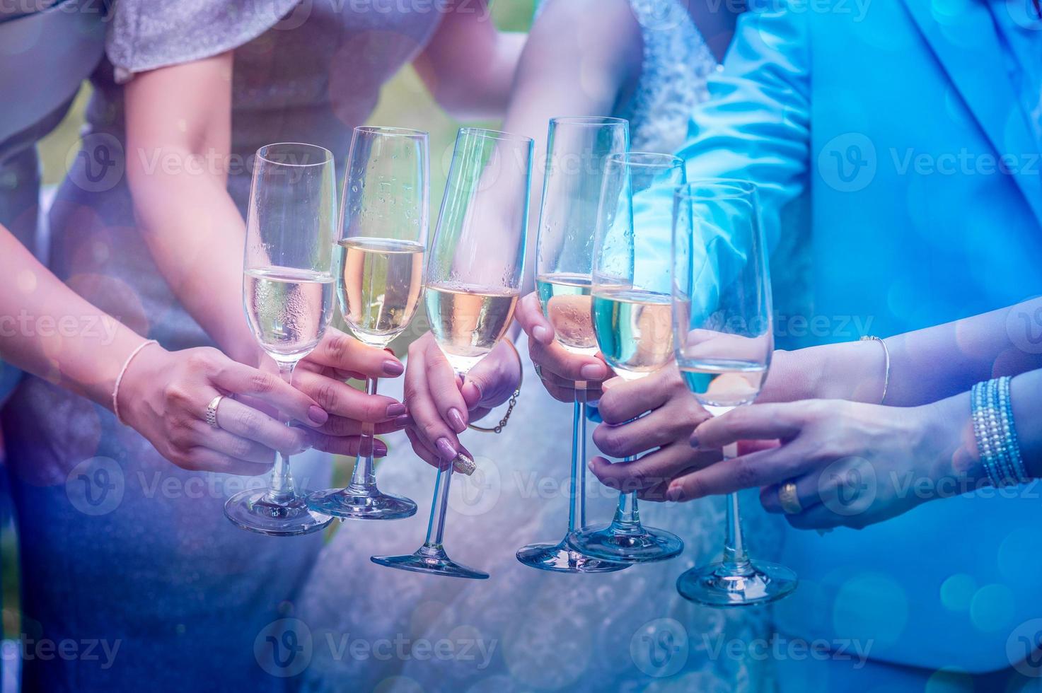 un gruppo di giovani donne urta contro il bicchiere per festeggiare. foto