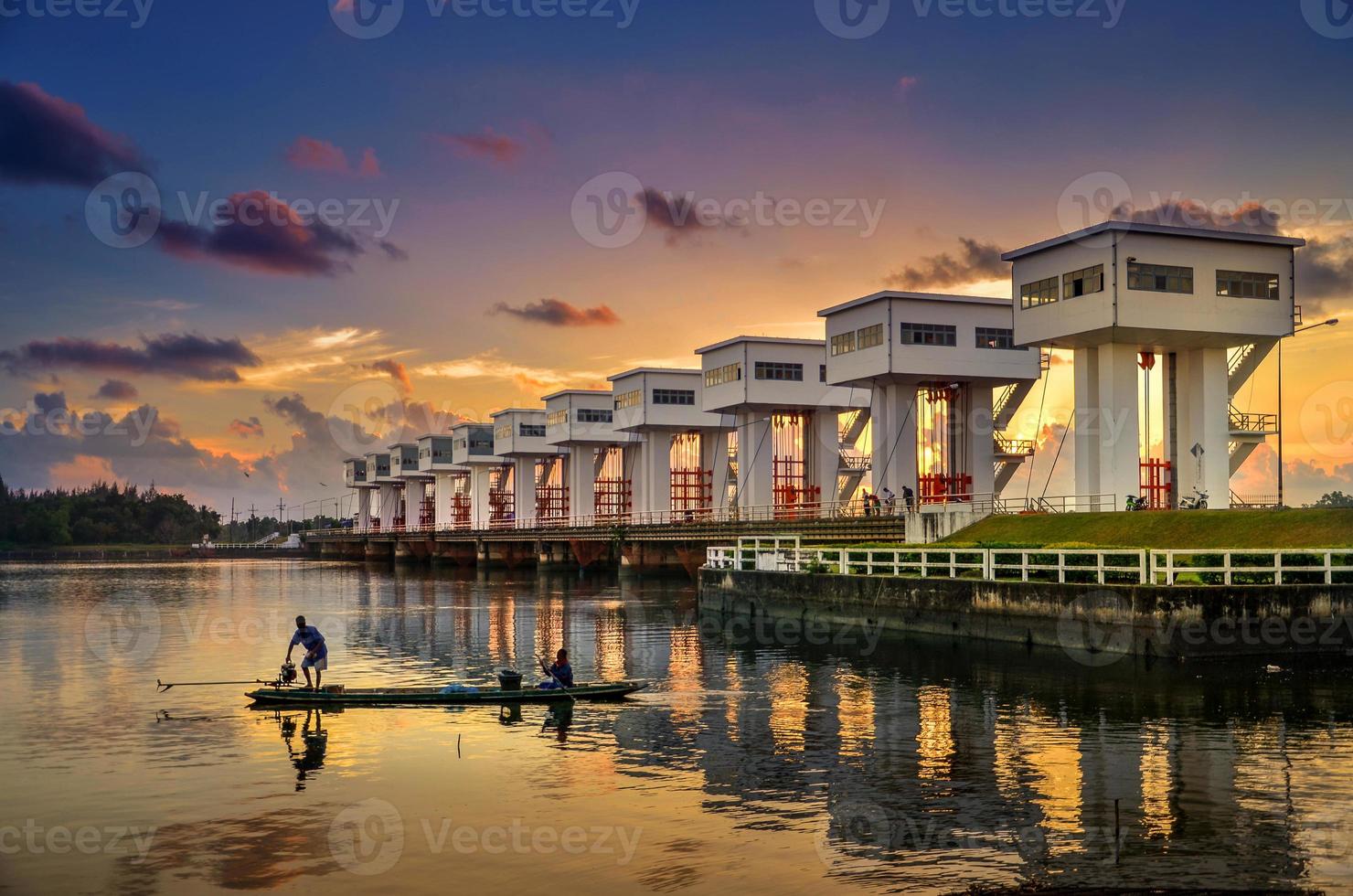 Luce del mattino utho wipat prasit porte al tramonto a pak phanang, nakhon si thammarat, architettura thailandese foto