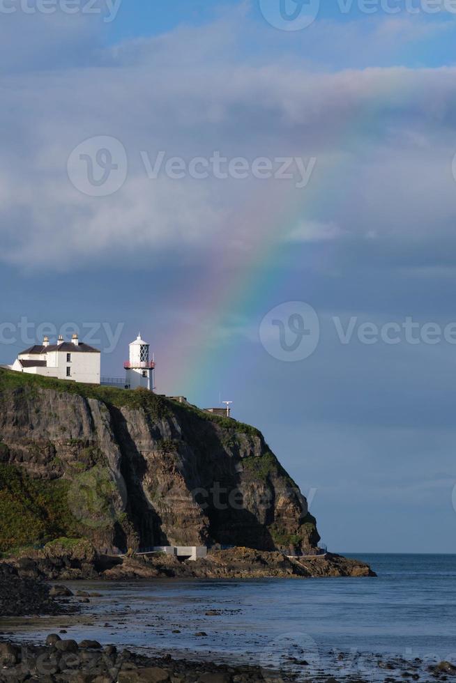 Rainbow over whitehead faro Irlanda del Nord Regno Unito foto