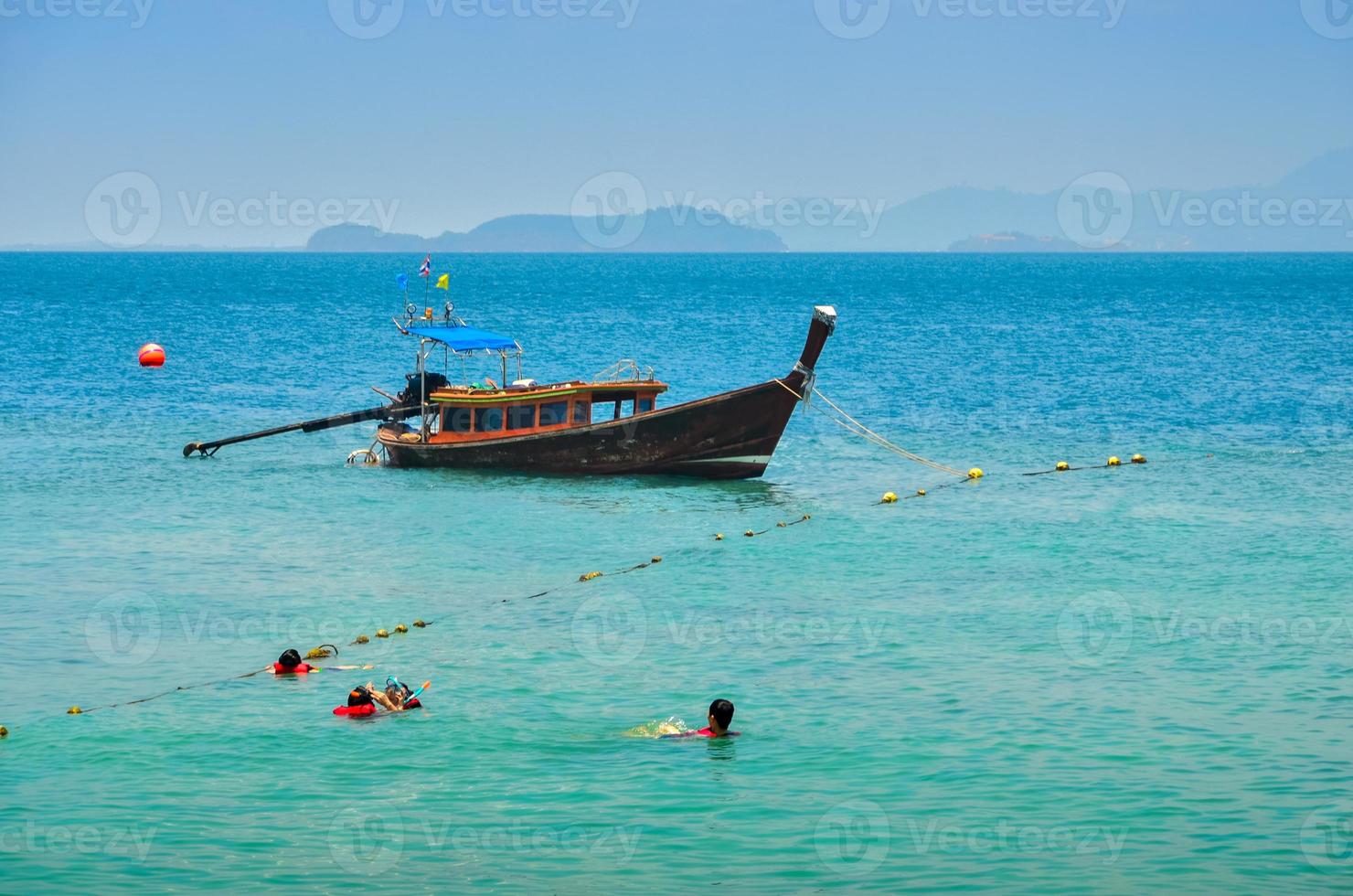 nave da crociera spiaggia tropicale phuket thailandia mare delle andamane foto