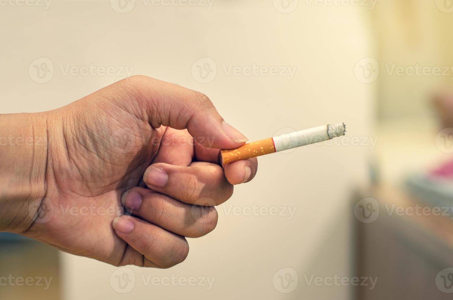 giornata mondiale senza tabacco uomini pausa sigaretta e manda una sigaretta foto