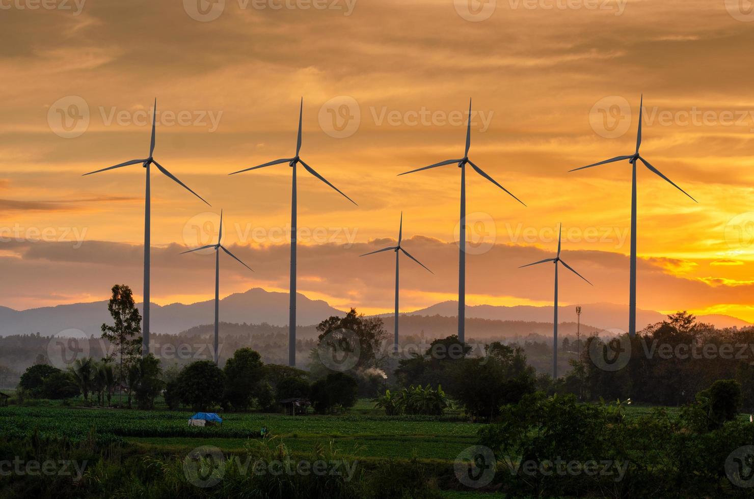 energia della turbina eolica generazione di energia di energia ecologica verde. campo eolico eco campo bellissimo cielo thailandia foto