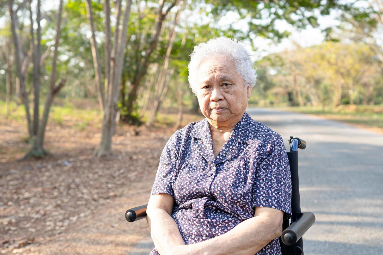 paziente asiatico anziano o anziano della donna anziana sulla sedia a rotelle nel parco foto