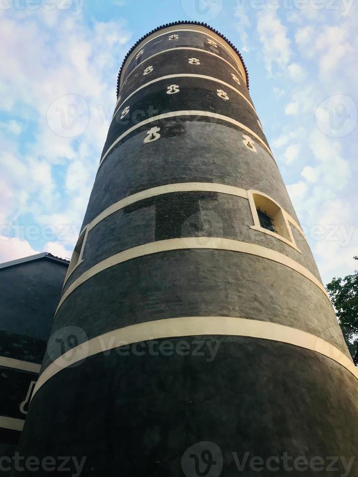 torre del castello di panemune in lituania da vicino foto