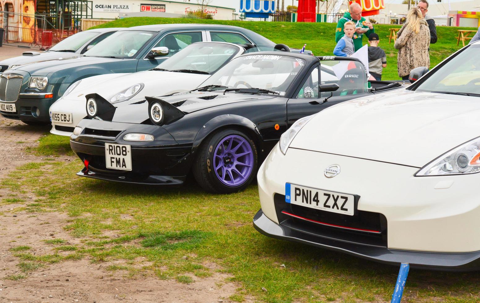 Southport, Inghilterra, Regno Unito, 09 settembre 2017 - persone che guardano le auto al Lancashire Car Show foto