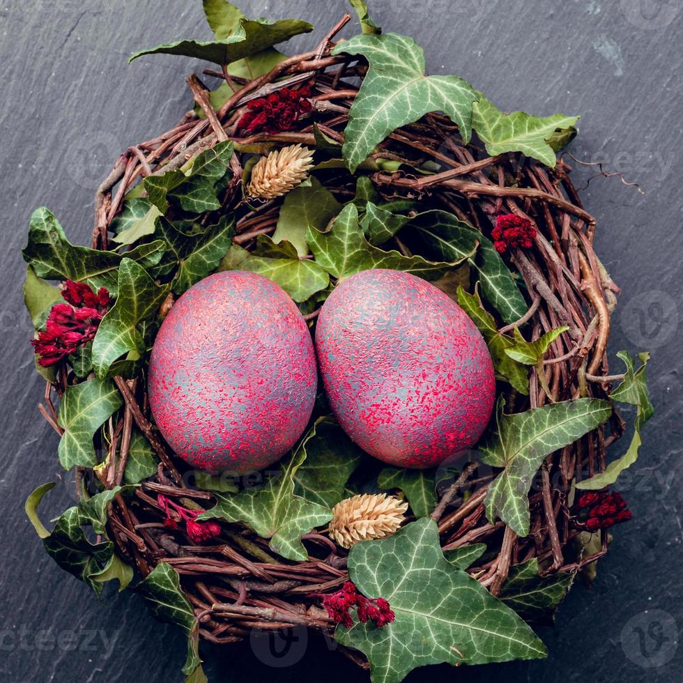 uova di Pasqua con decorazioni. uova di gallina in un nido di uccelli. foto