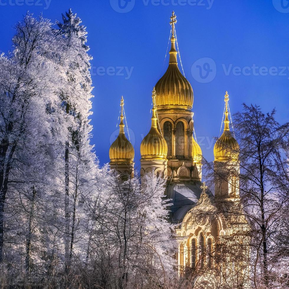 Chiesa ortodossa russa di santa elisabetta a wiesbaden,neroberg, germania, di notte, inverno. foto