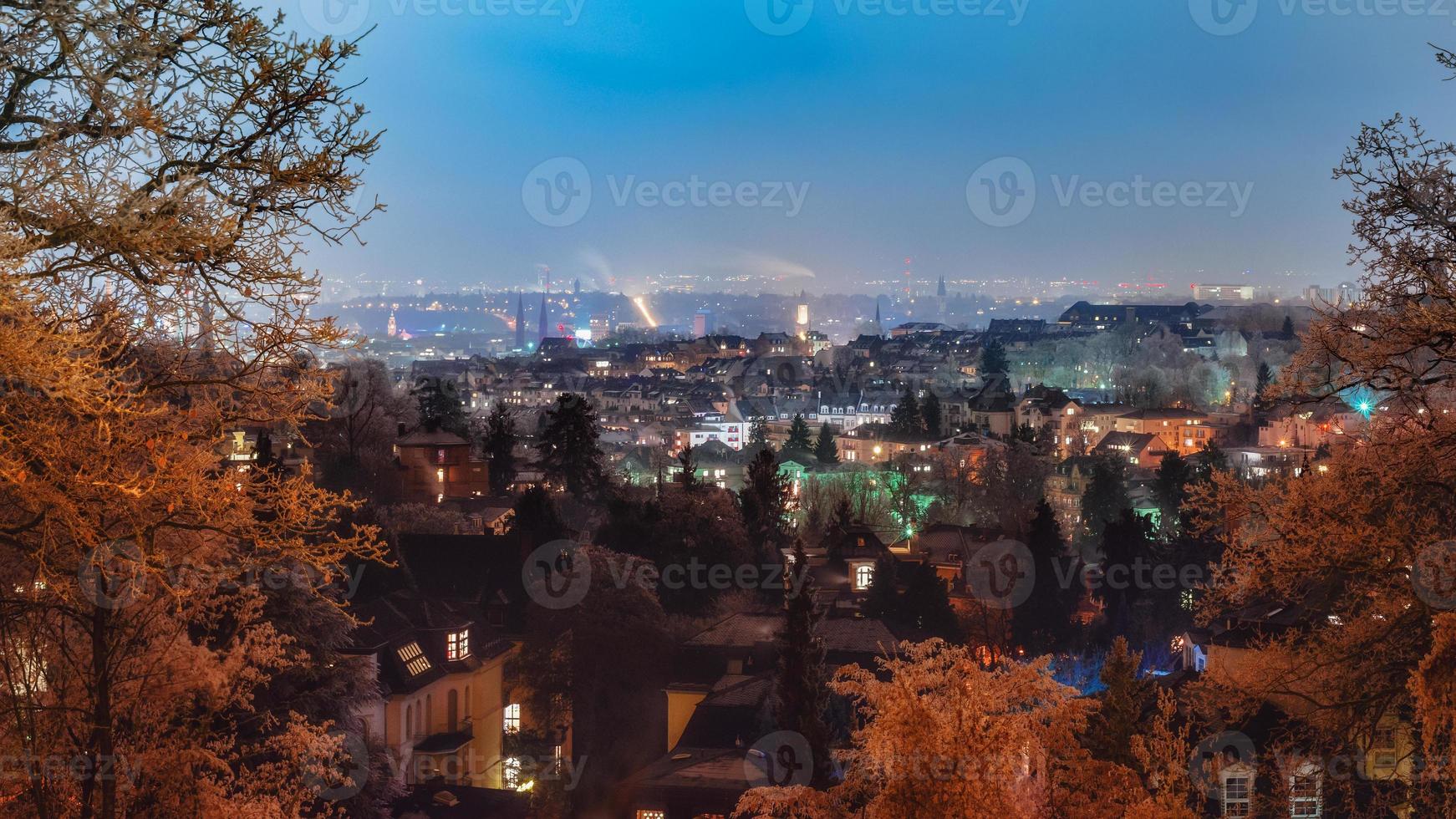 vista dalla collina di Neroberg verso Wiesbaden, Hesse, Germania, Europa, paesaggio urbano notturno. foto