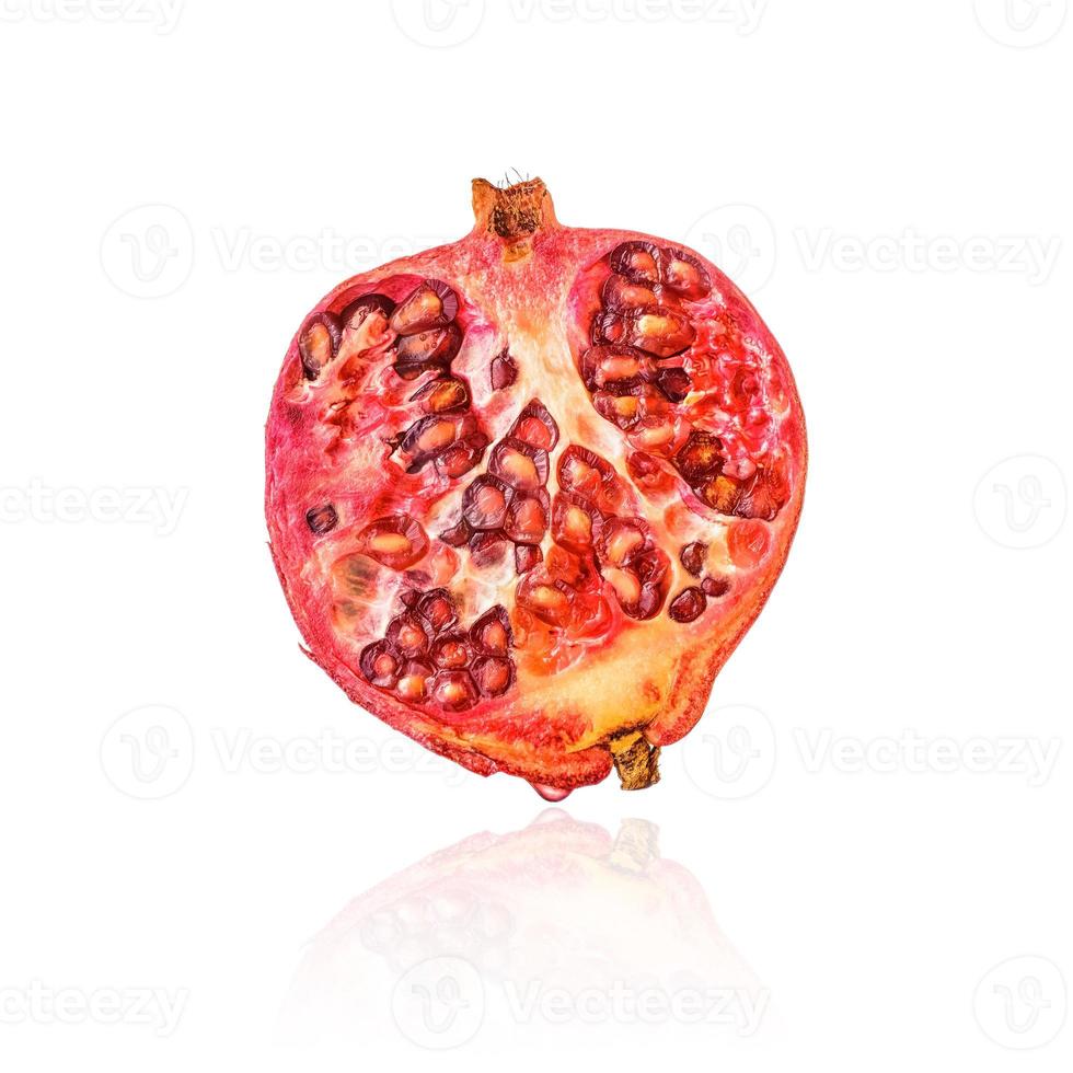 metà del frutto del melograno, fetta, isolato su sfondo bianco con ombra. foto